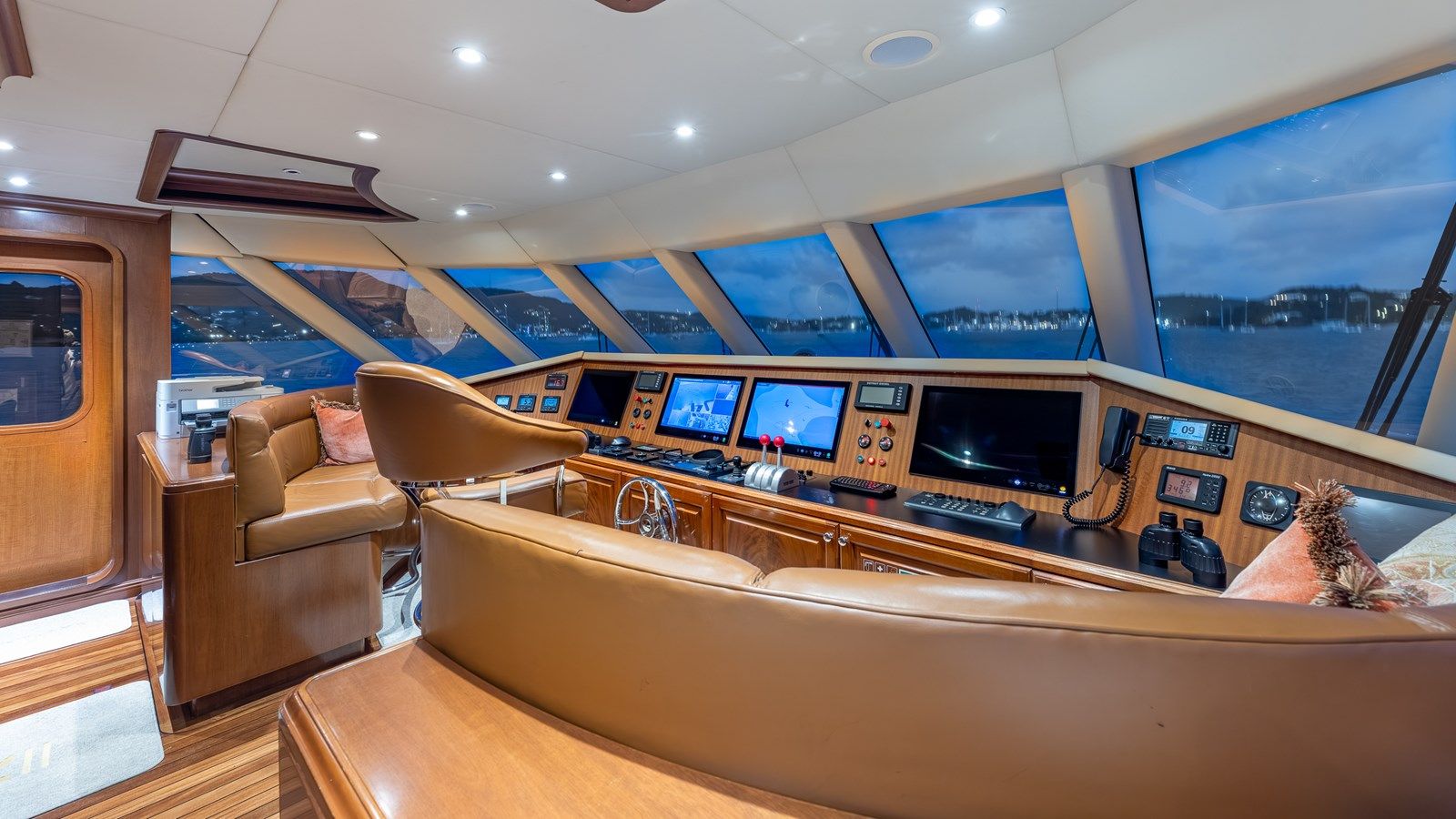 Buy a yacht RELENTLESS - Trinity