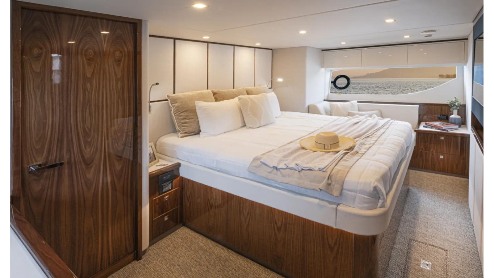 64 SPORTS MOTOR YACHT SERIES 2 - Riviera