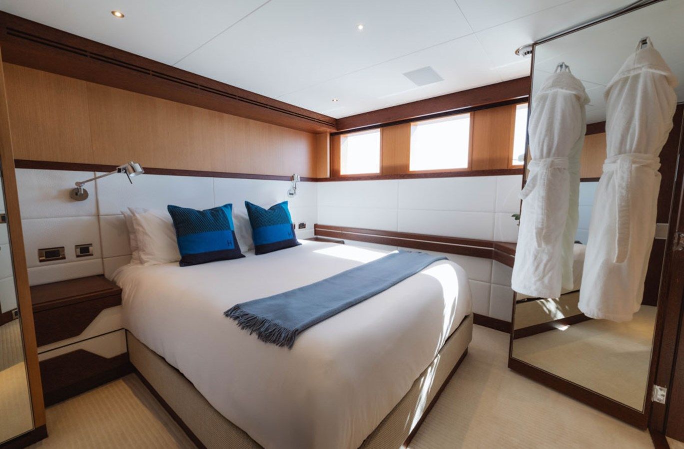 Buy a GRAYCLIFFS Feadship Lagoon Cruiser (FLC) at Shestakov Yacht Sales