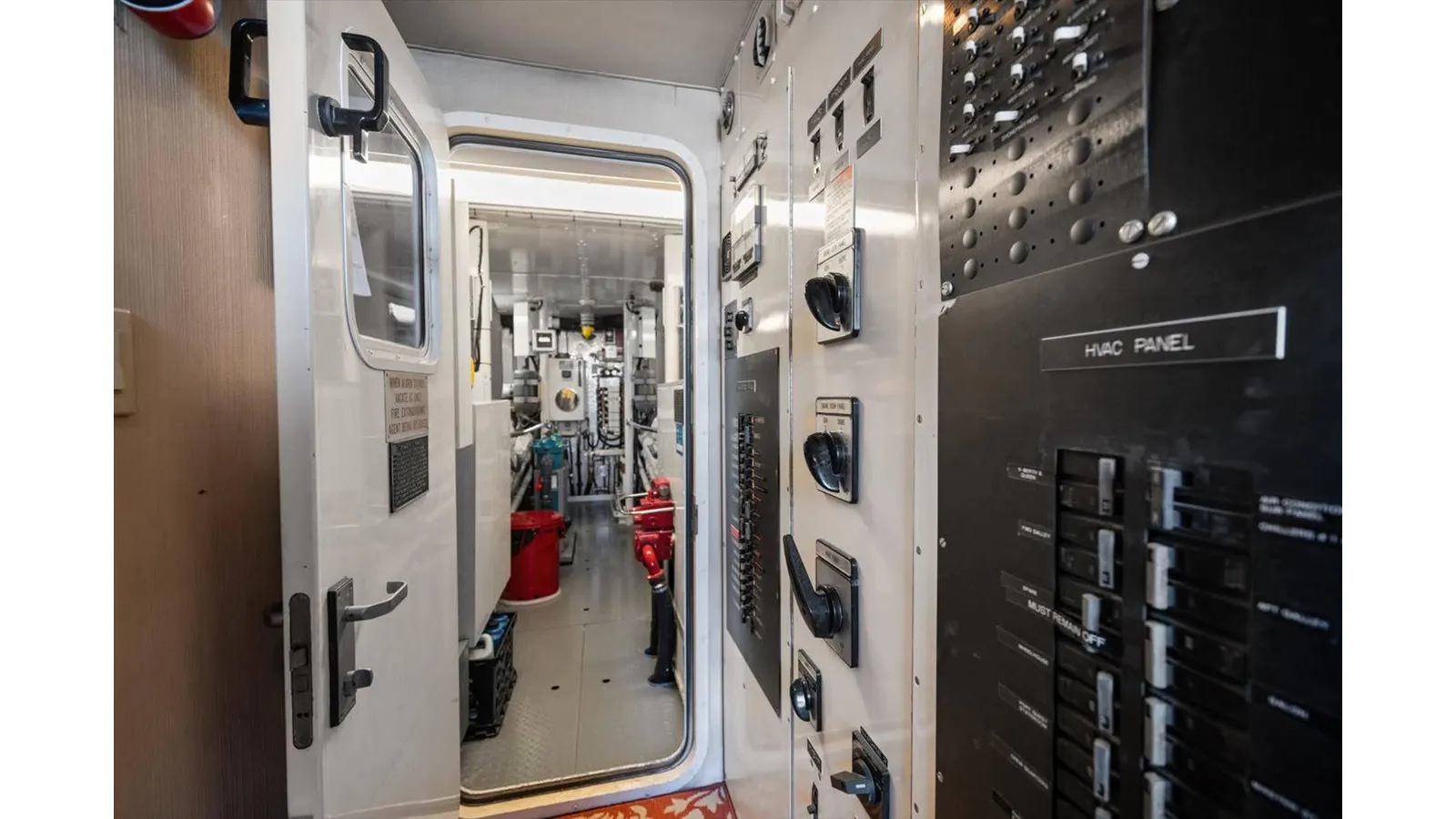 Buy a yacht Think B.I.G 106 Raised Pilothouse