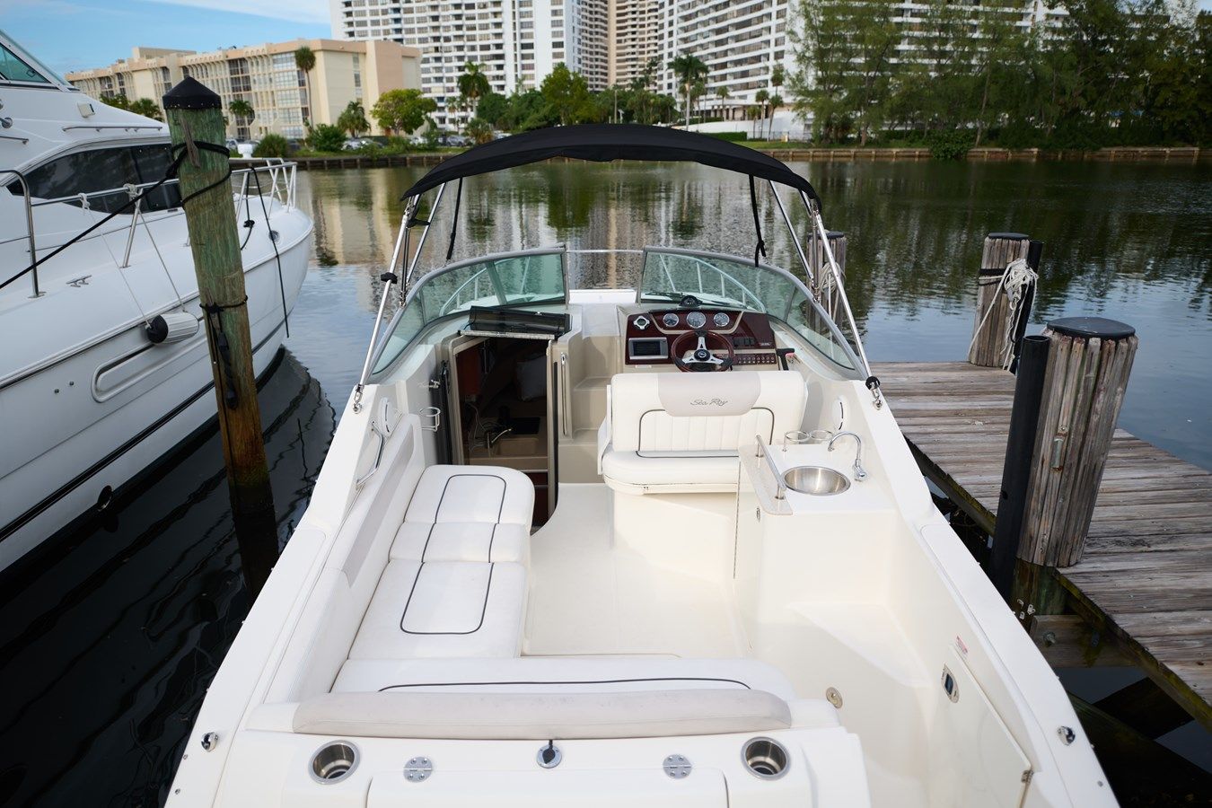 best yacht sales deals WELCOME TO THE JUNGLE 260 Sea Ray Cruising Yacht