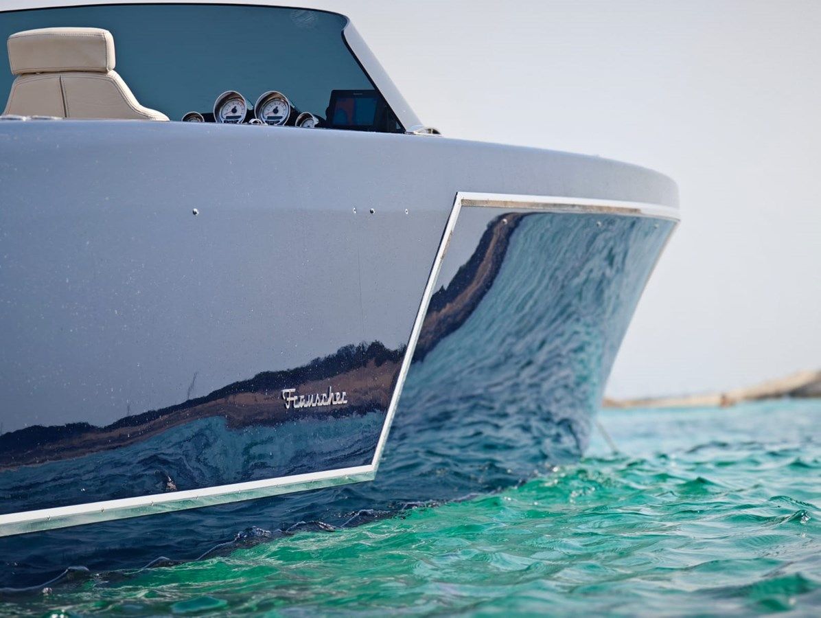 Buy a yacht Dark Grey 1017 GT