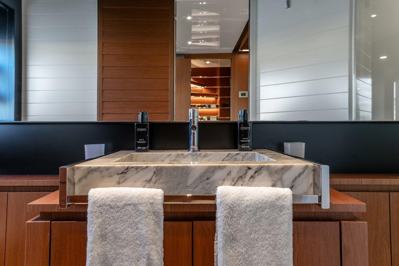 Buy a yacht NOI - RIVA YACHT