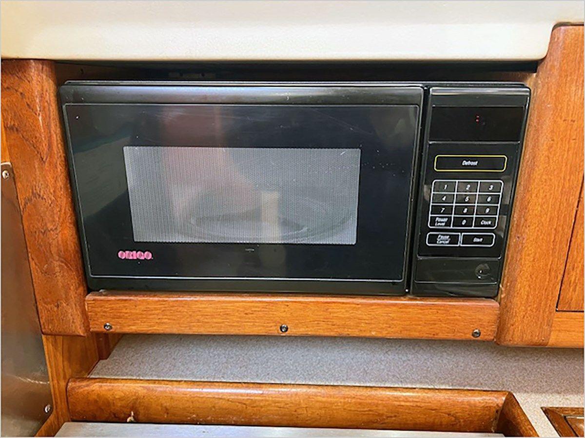 Buy a 34' Hunter 2000 340 34 at Shestakov Yacht Sales