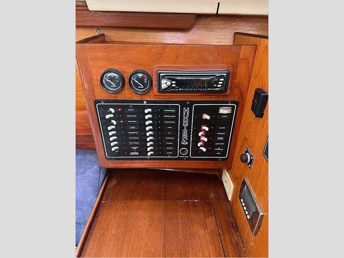 34' Hunter 2000 340 price