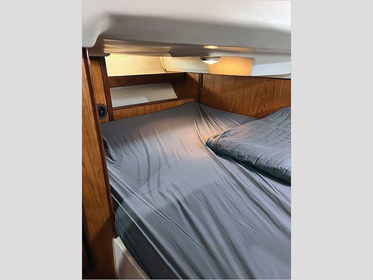 Buy a 34' Hunter 2000 340 at Shestakov Yacht Sales