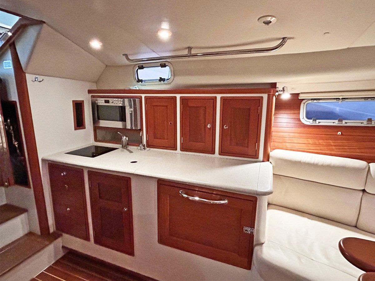 Купить яхту BONNE FETE MJM 34z Hardtop Express в Shestakov Yacht Sales