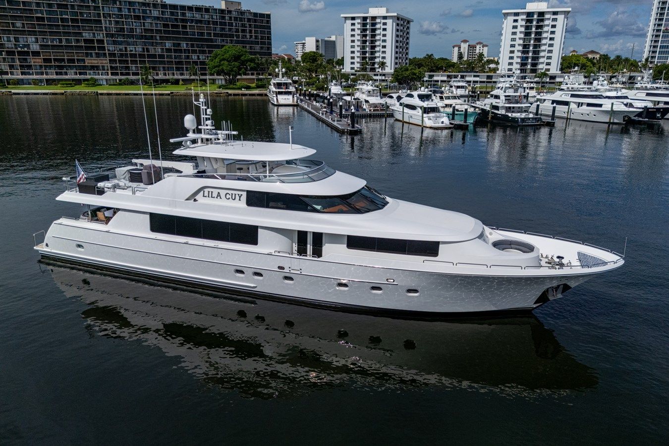 the best price on Lila Cuy