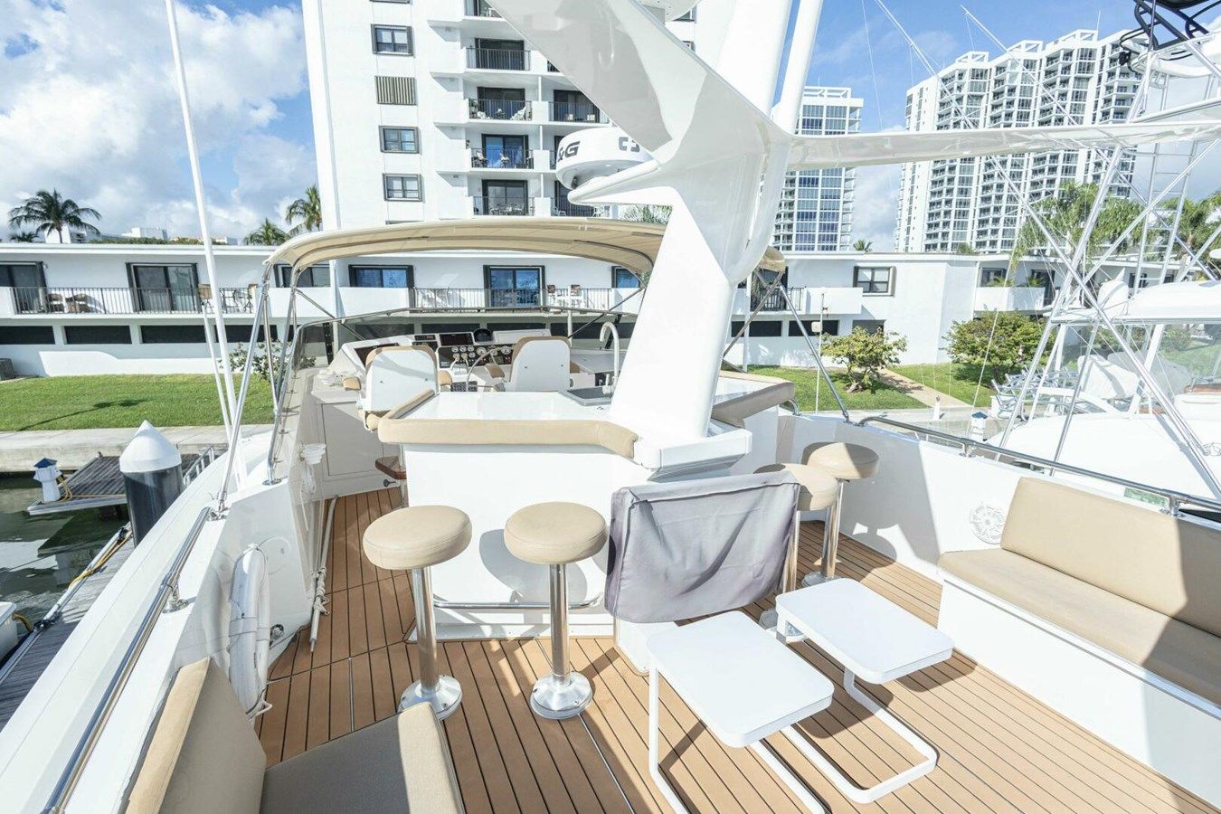 Buy a yacht 78 - Hatteras