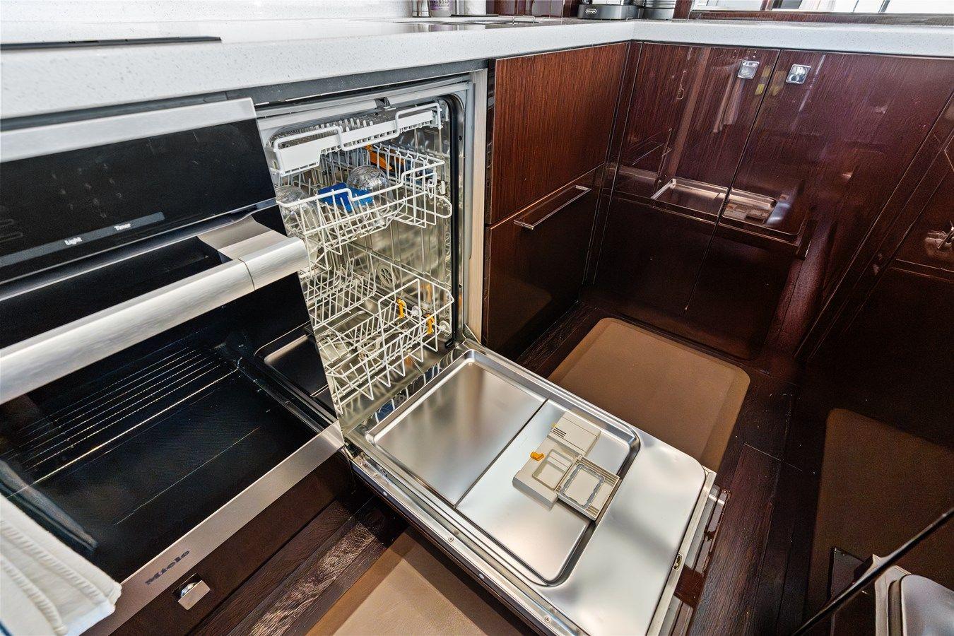 Buy a yacht Tempus Fugit - Sunseeker