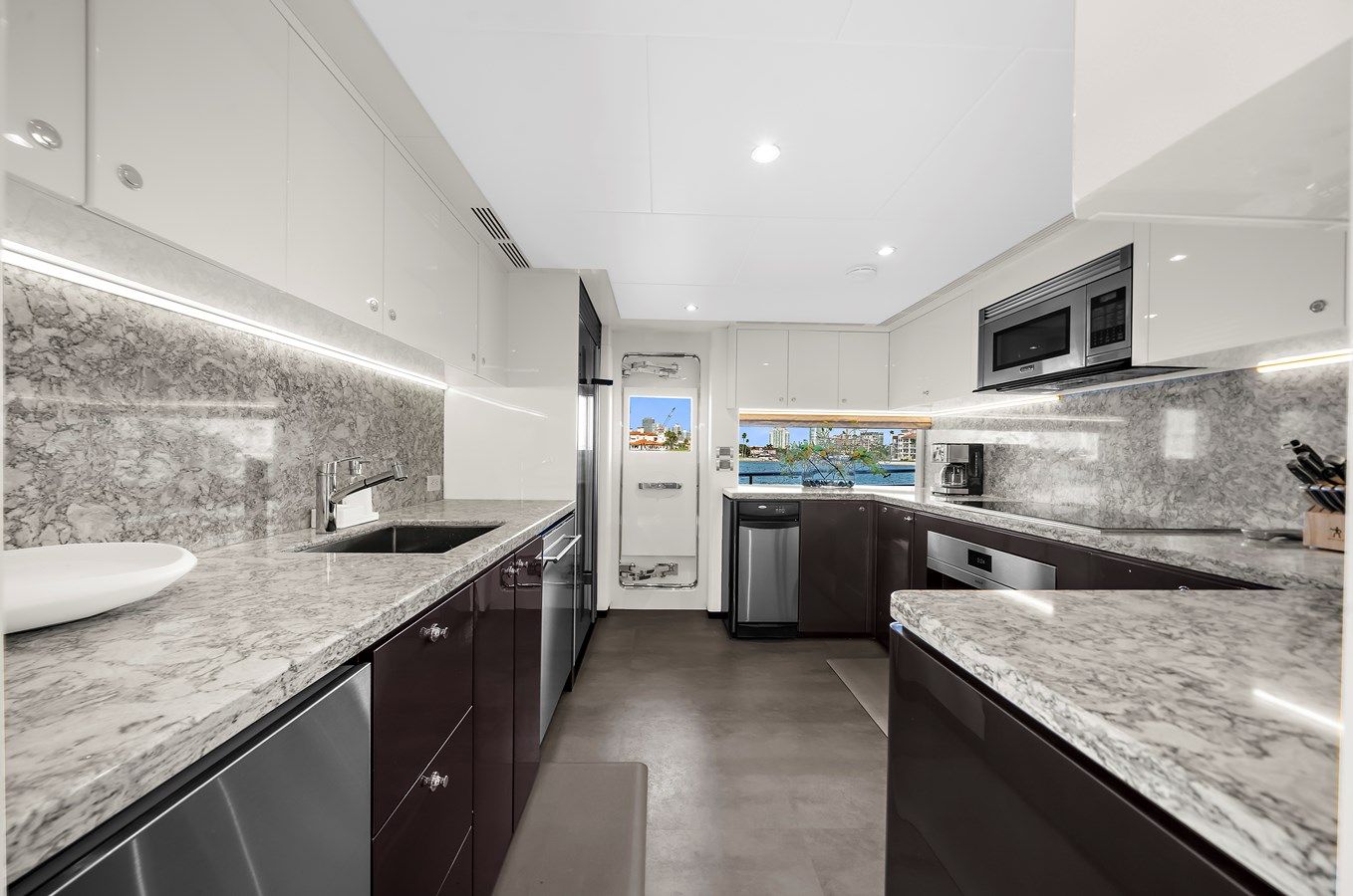 the best price on LA-LA-LA - Ocean Alexander