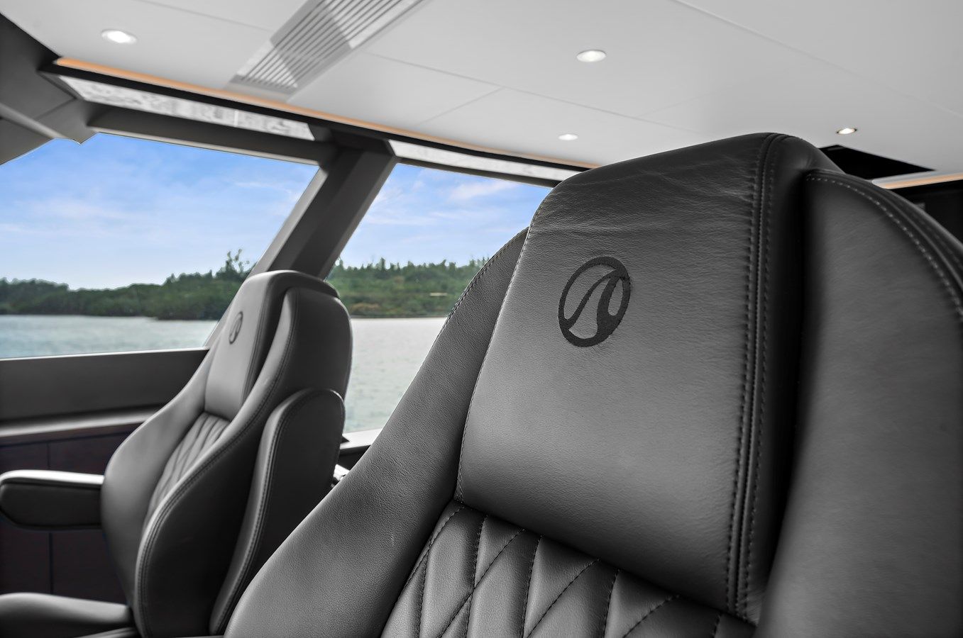 Buy a LA-LA-LA 106 at Shestakov Yacht Sales