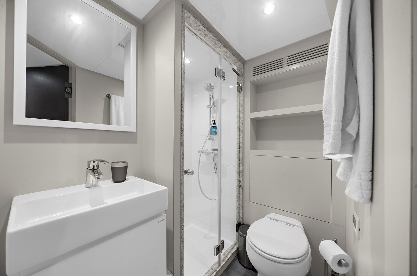 best yacht sales deals LA-LA-LA 32L