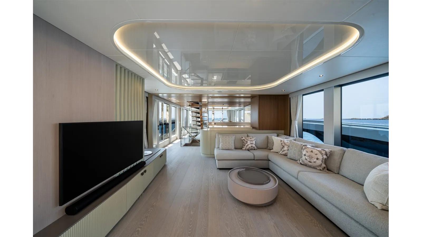82 OCEAN ENCLOSED