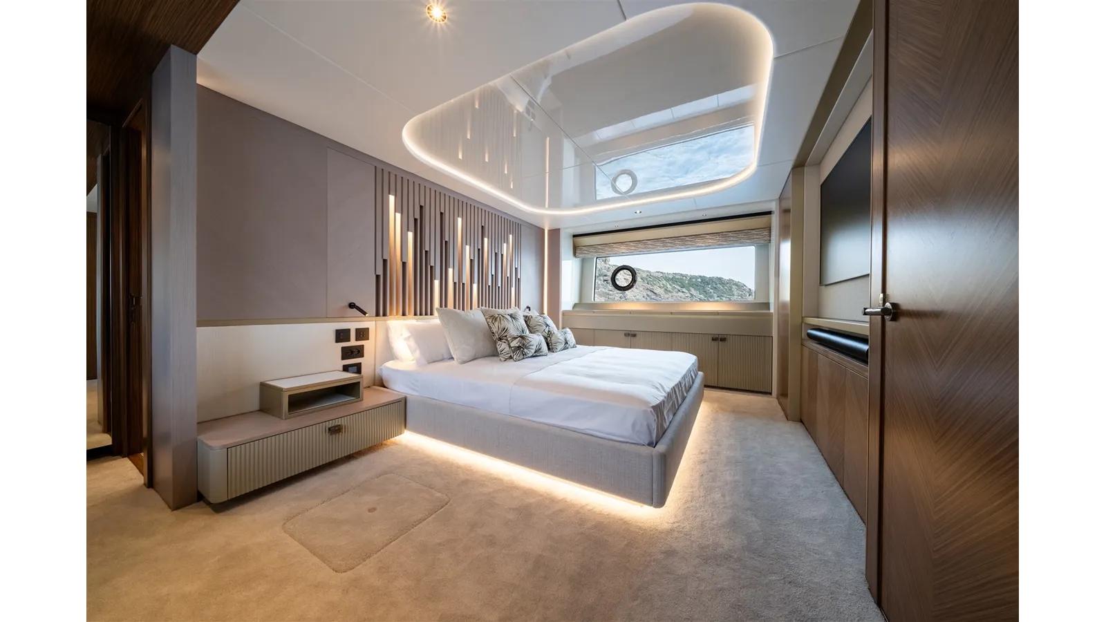 82 OCEAN ENCLOSED 82 Ocean Enclosed