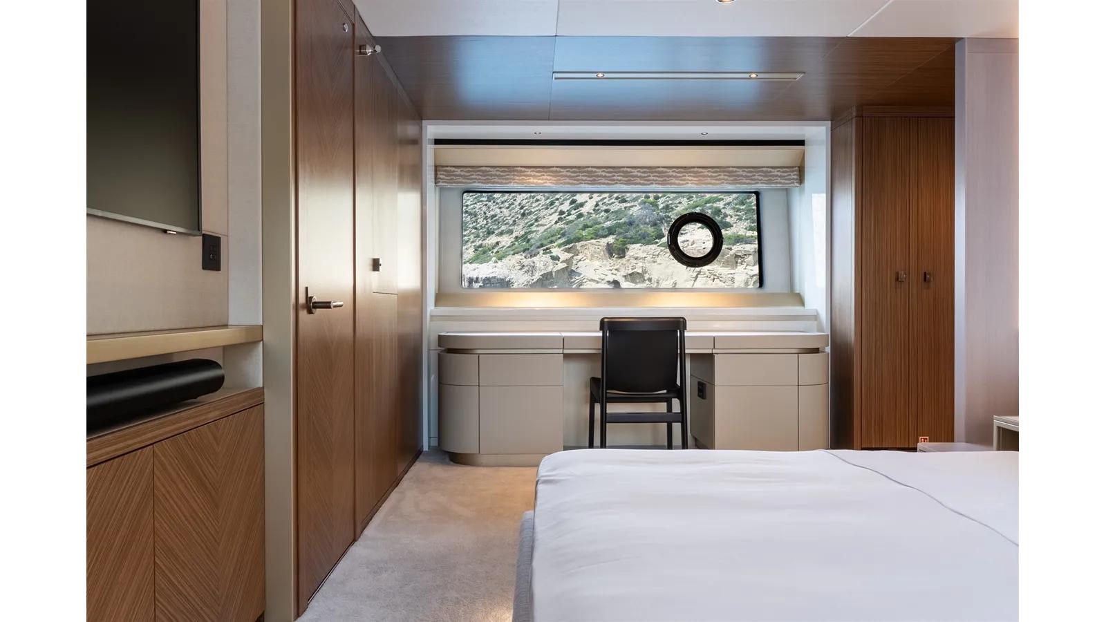 Buy a yacht 82 OCEAN ENCLOSED 82