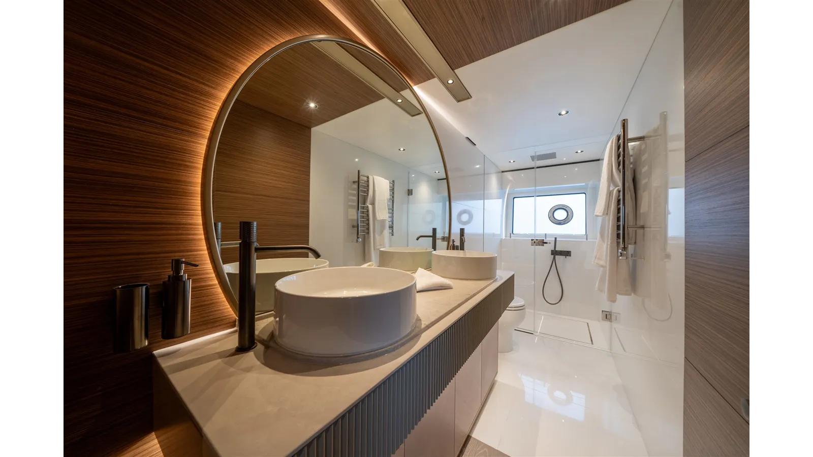 the best price on 82 OCEAN ENCLOSED - Sunseeker