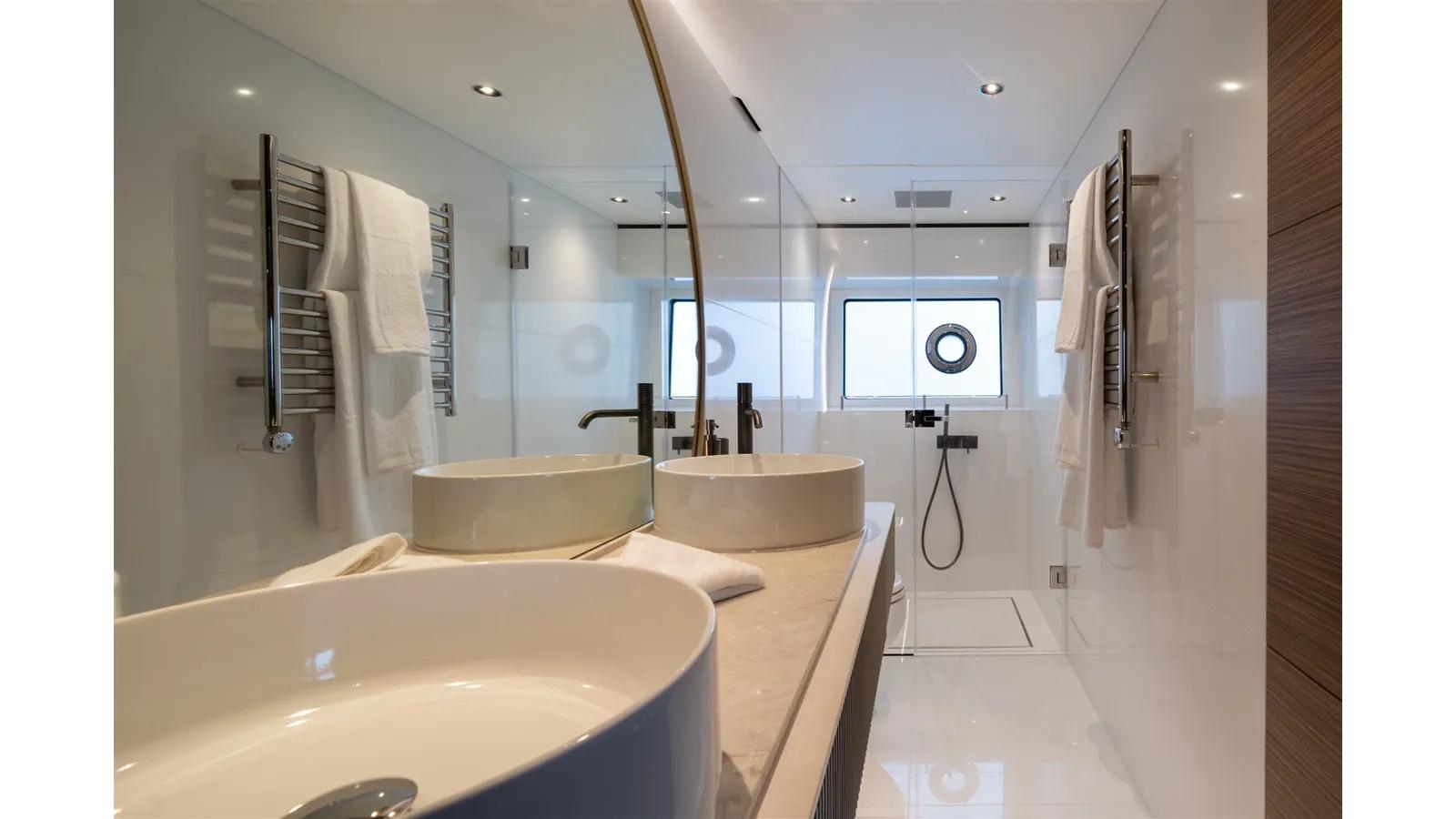 82 OCEAN ENCLOSED - Sunseeker