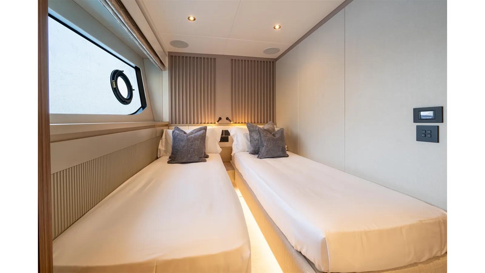 82 OCEAN ENCLOSED - Sunseeker