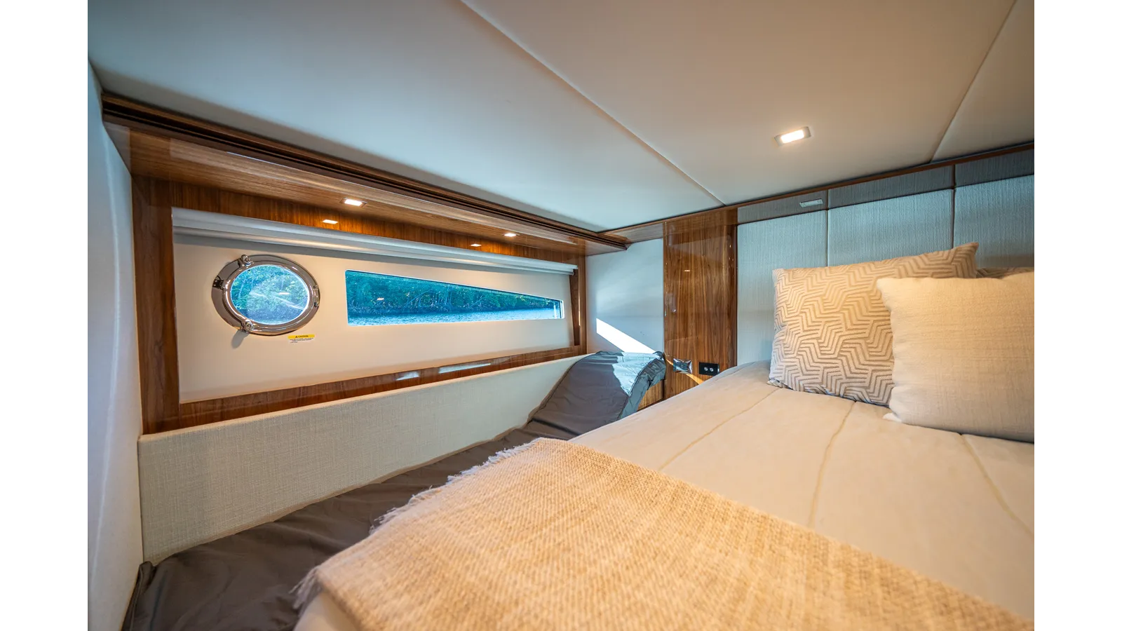 Купить яхту WATER DOG - Riviera в Shestakov Yacht Sales