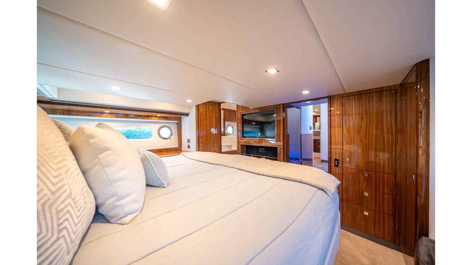 WATER DOG 5400 Sport Yacht