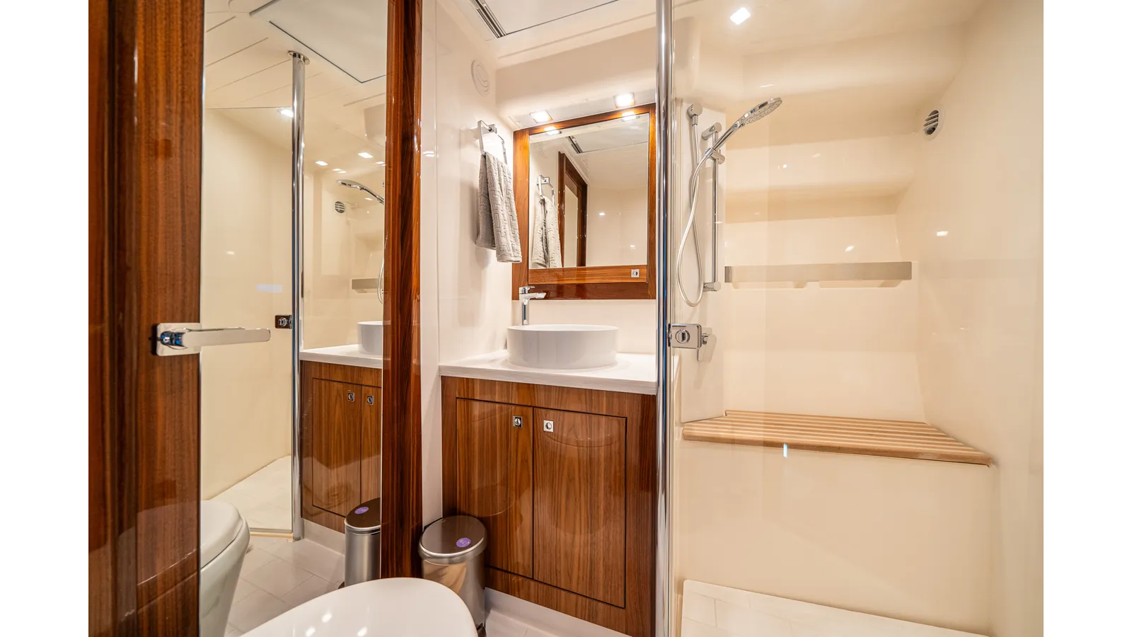 Продажа яхты WATER DOG 5400 Sport Yacht