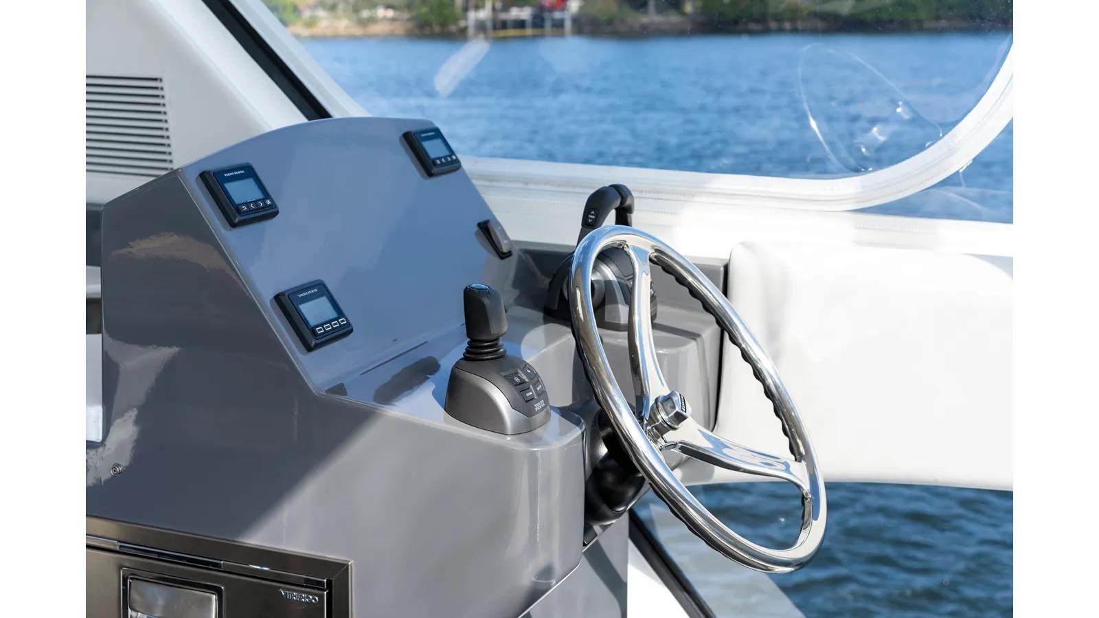 the best price on 50 SPORTS MOTOR YACHT - Riviera