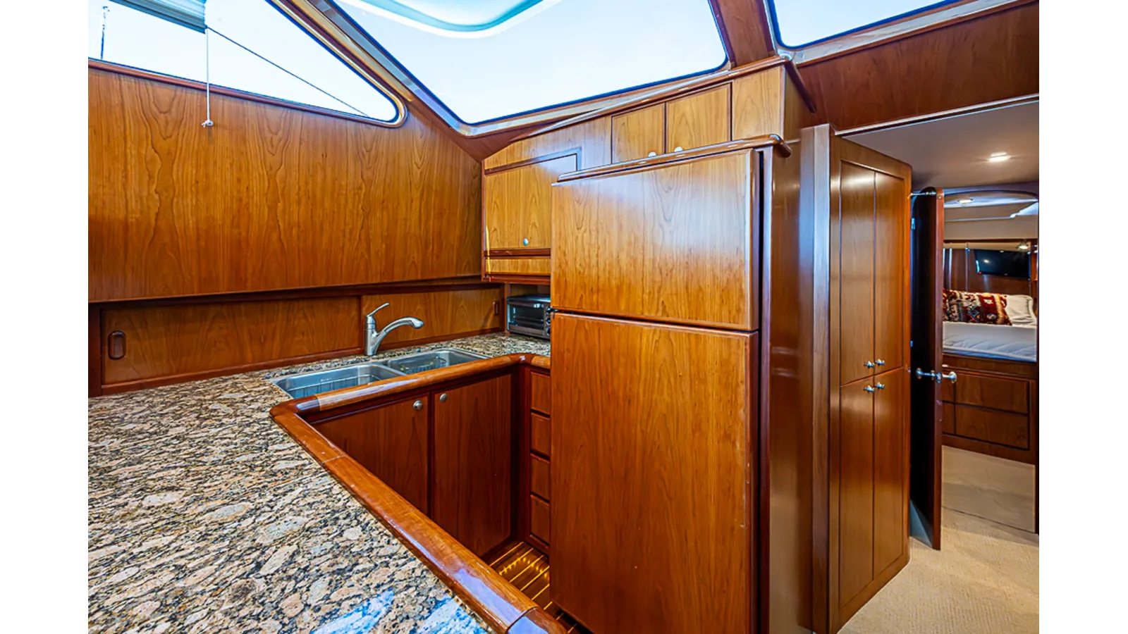 Купить яхту UNCORKED - MIKELSON в Shestakov Yacht Sales