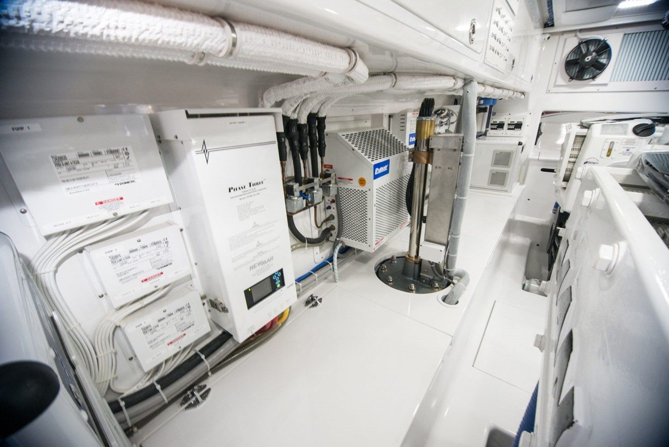 Лучшая цена на FIRST LIGHT - WINTER CUSTOM YACHTS