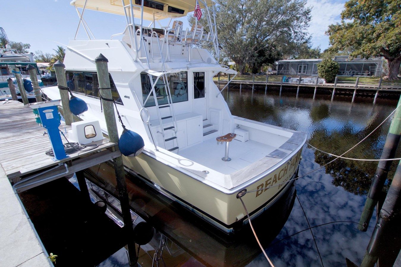 Купить яхту Beach House III 53 Convertible в Shestakov Yacht Sales