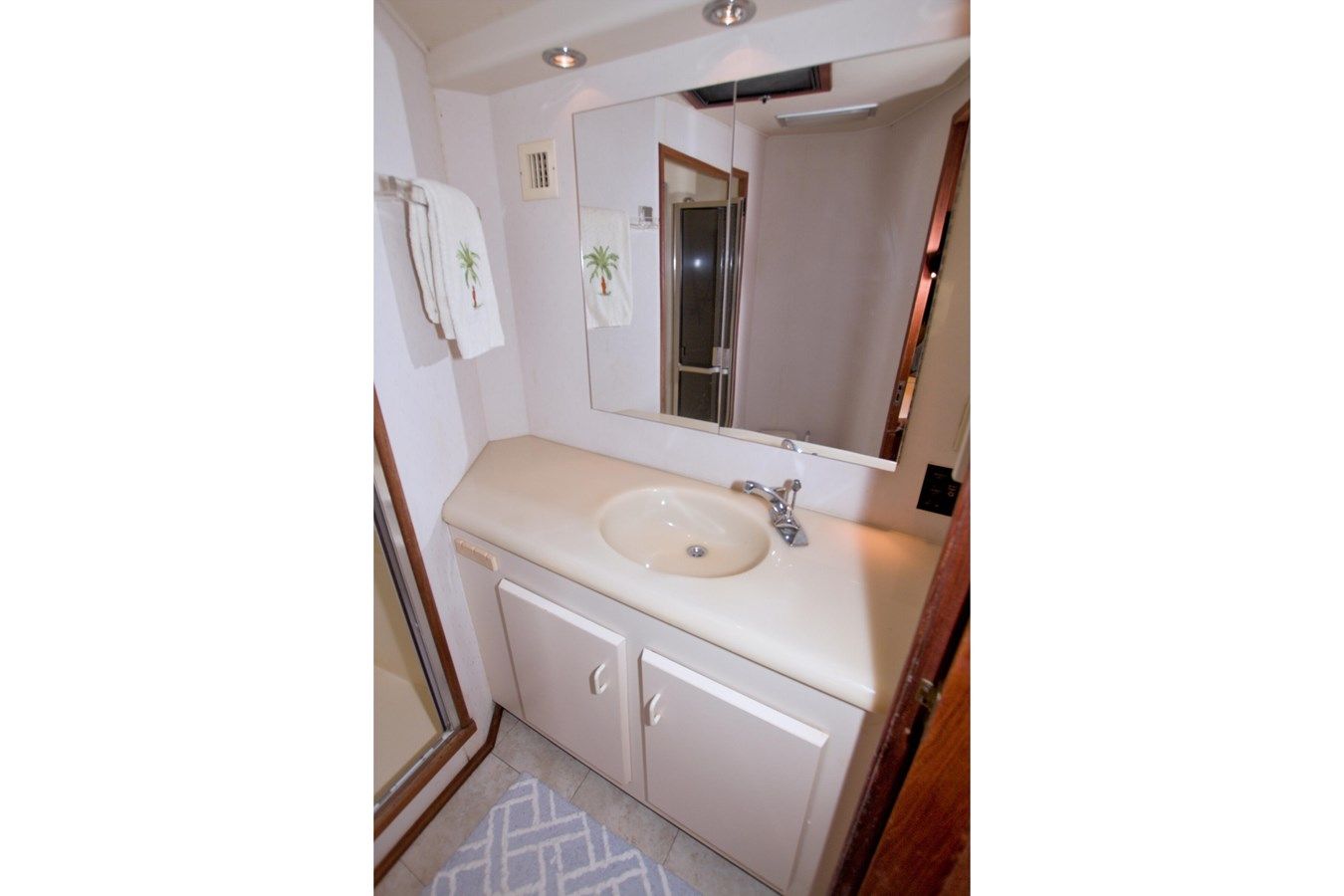 Купить яхту Beach House III 53 Convertible в Shestakov Yacht Sales