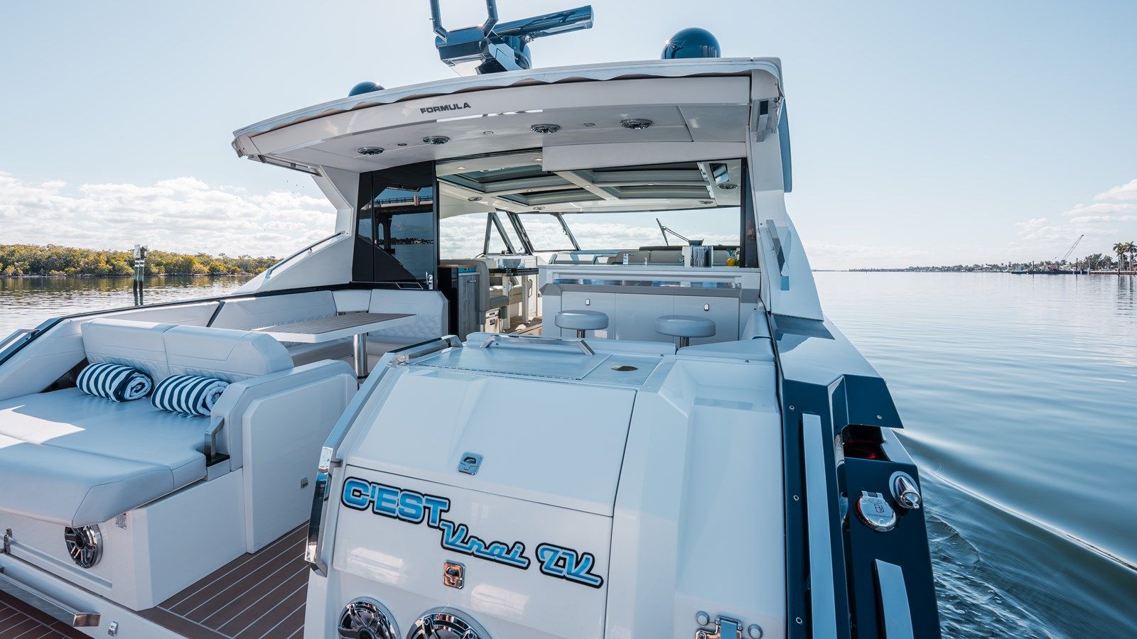 Buy a yacht C'est Vrai - Formula Boats