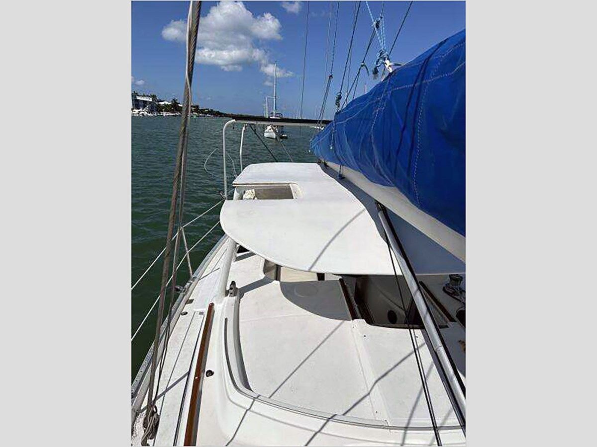 the best price on 40' Beneteau 1999 Center Cockpit 1999