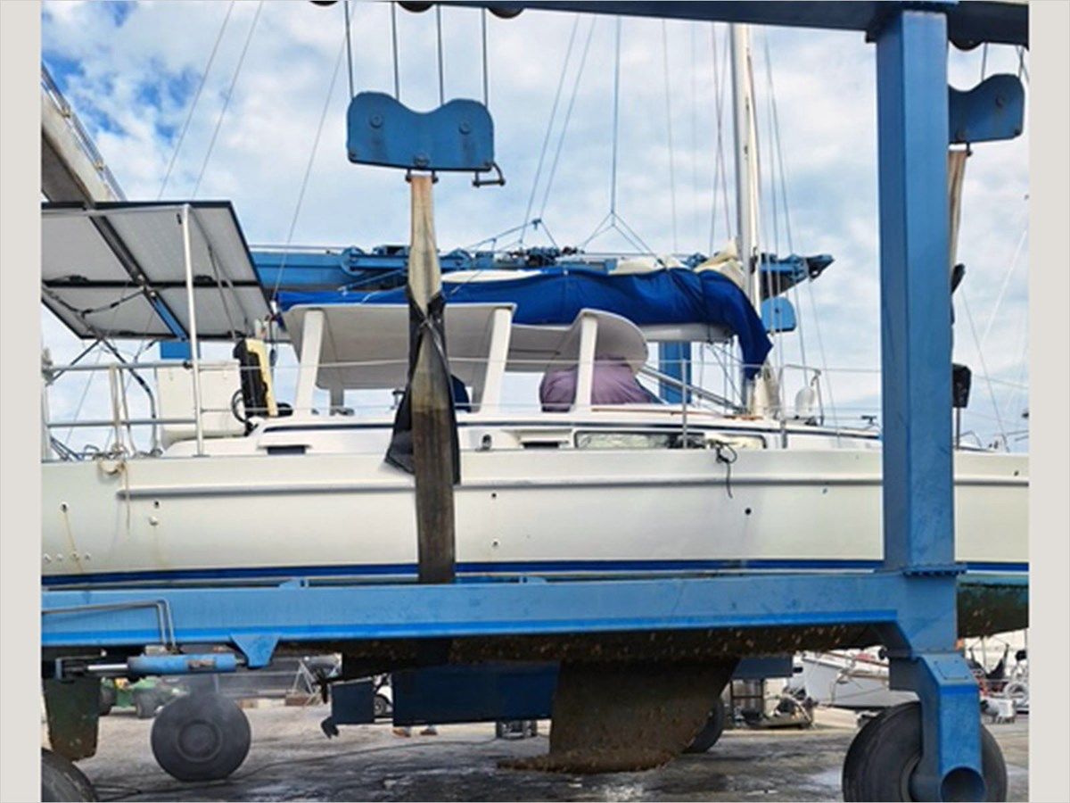 40' Beneteau 1999 Center Cockpit 40