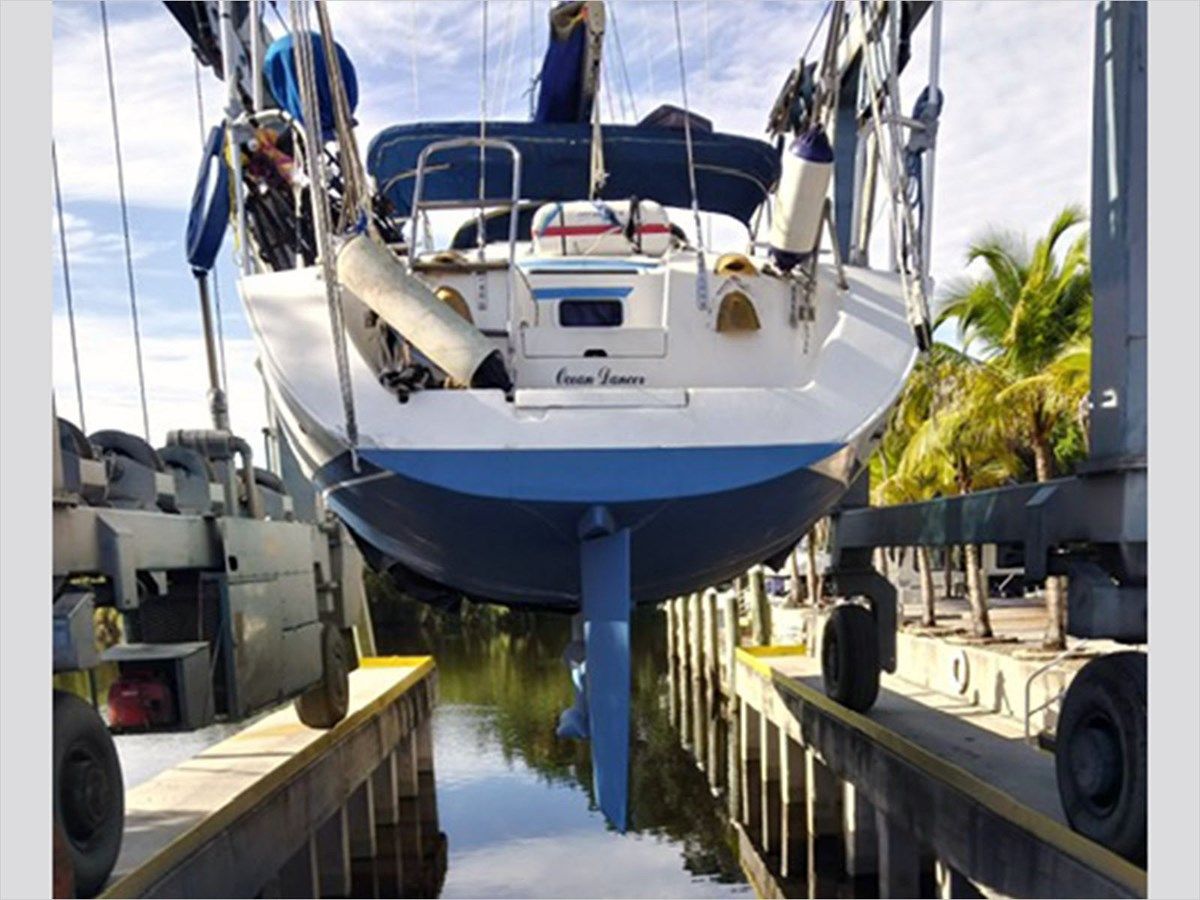best yacht sales deals 40' Beneteau 1999 Center Cockpit 40