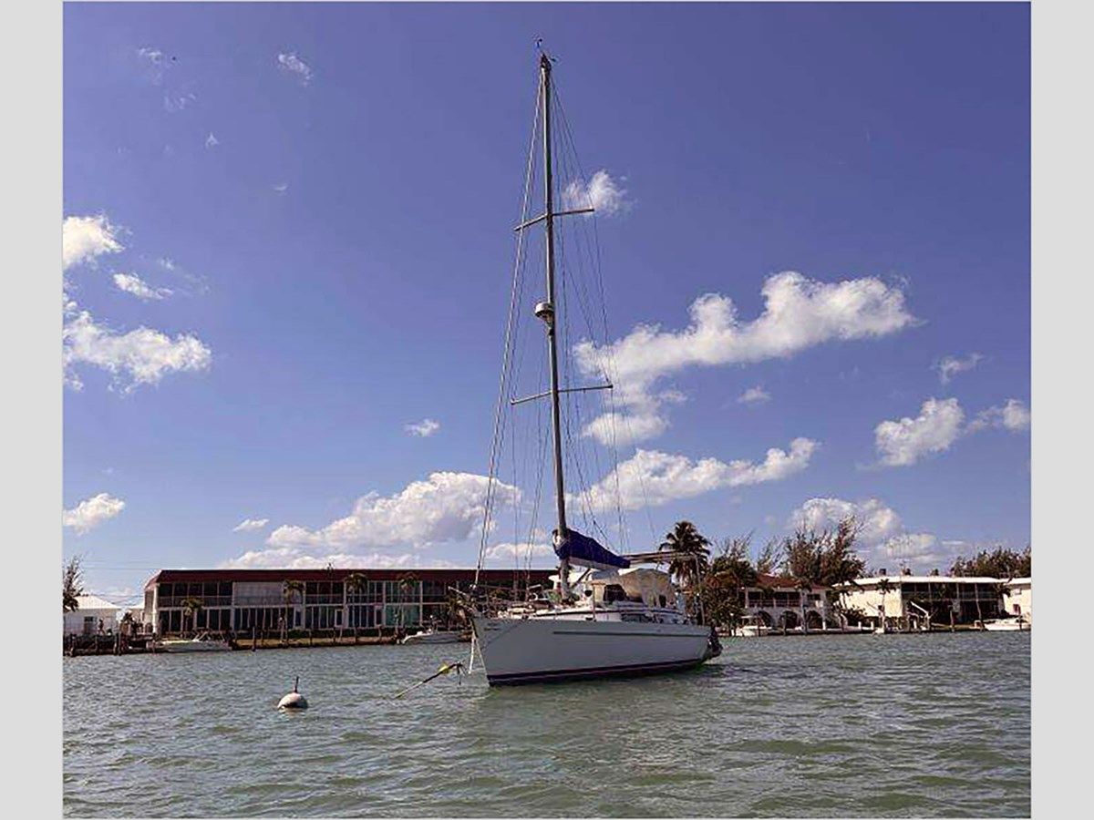 40' Beneteau 1999 Center Cockpit price