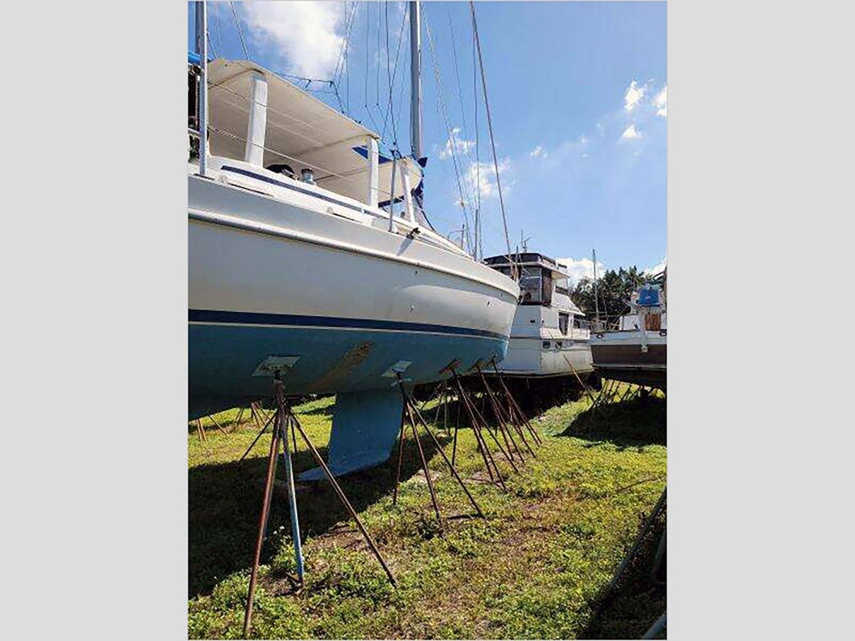 best yacht sales deals 40' Beneteau 1999 Center Cockpit - Beneteau