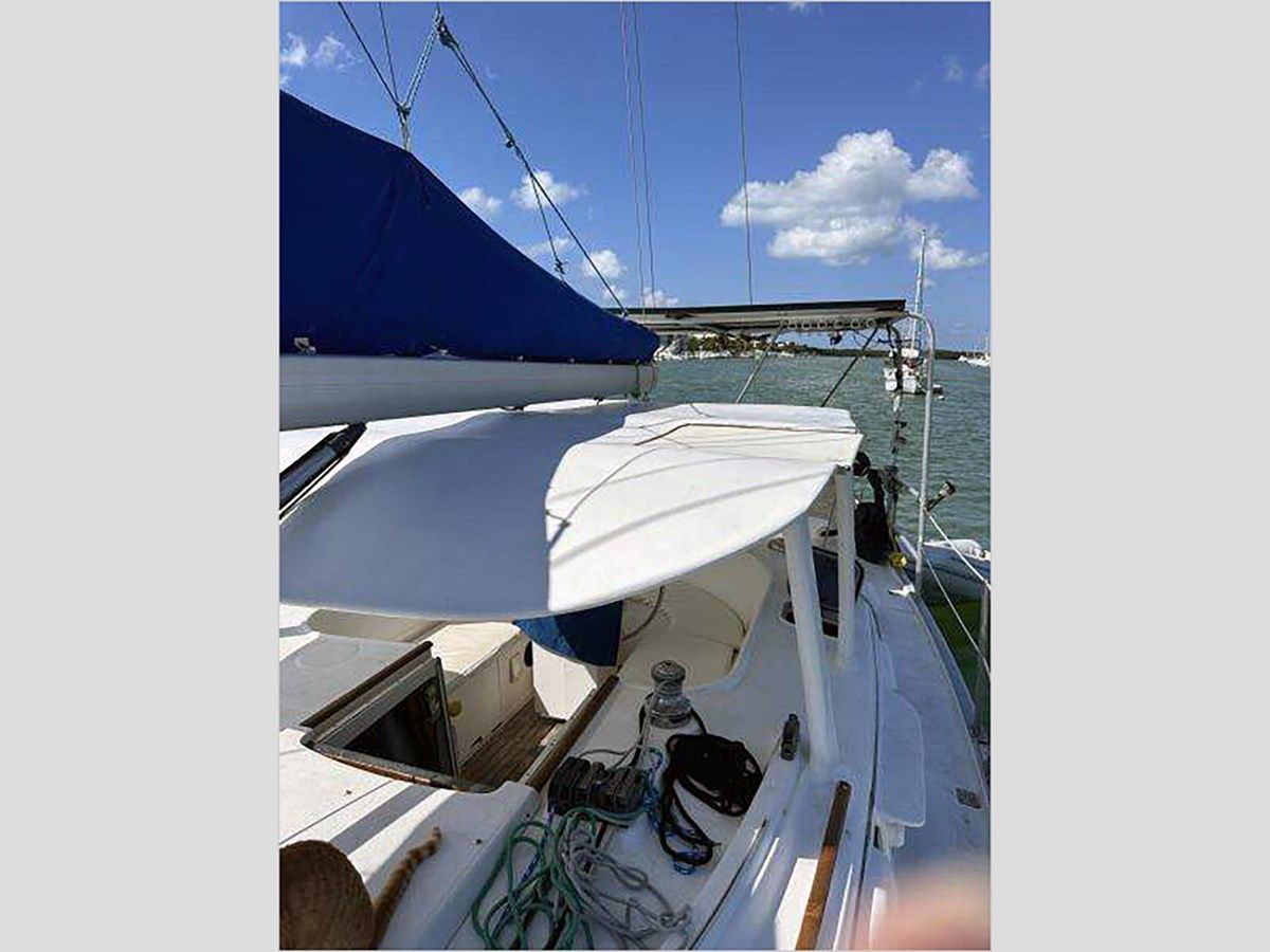 Buy a yacht 40' Beneteau 1999 Center Cockpit 40