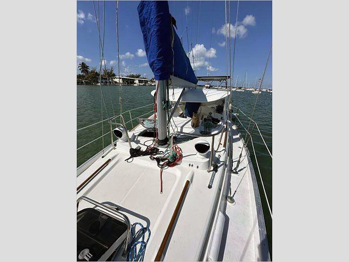 best yacht sales deals 40' Beneteau 1999 Center Cockpit 1999