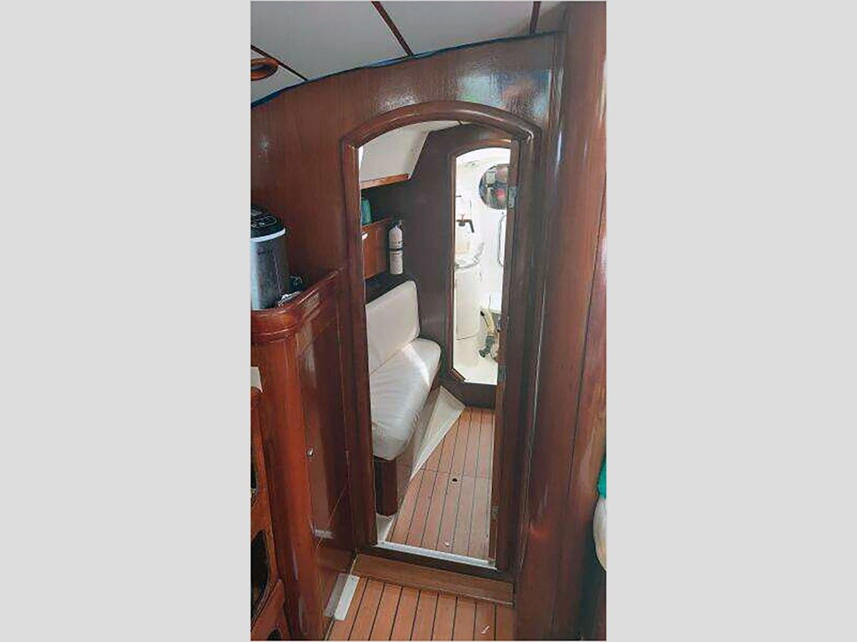40' Beneteau 1999 Center Cockpit