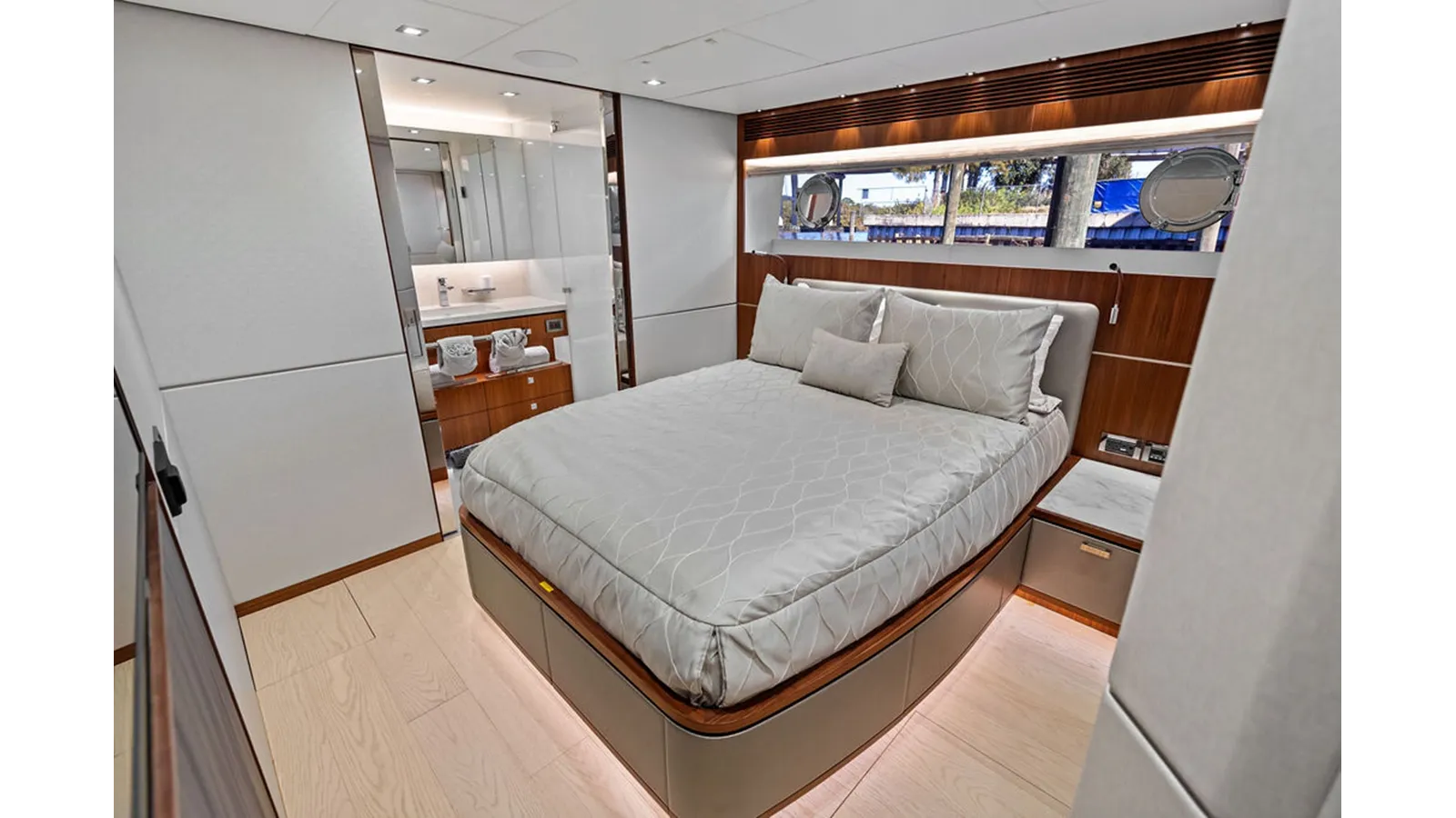 the best price on GENESIS - Horizon Yachts