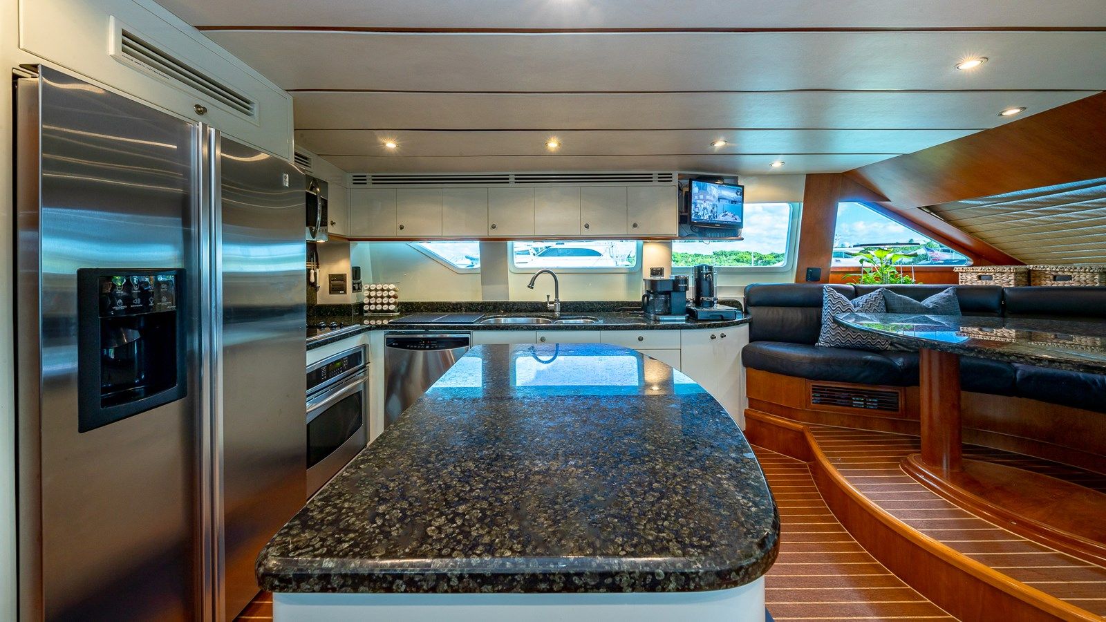 Buy a yacht B HAPPY Capri Skylounge