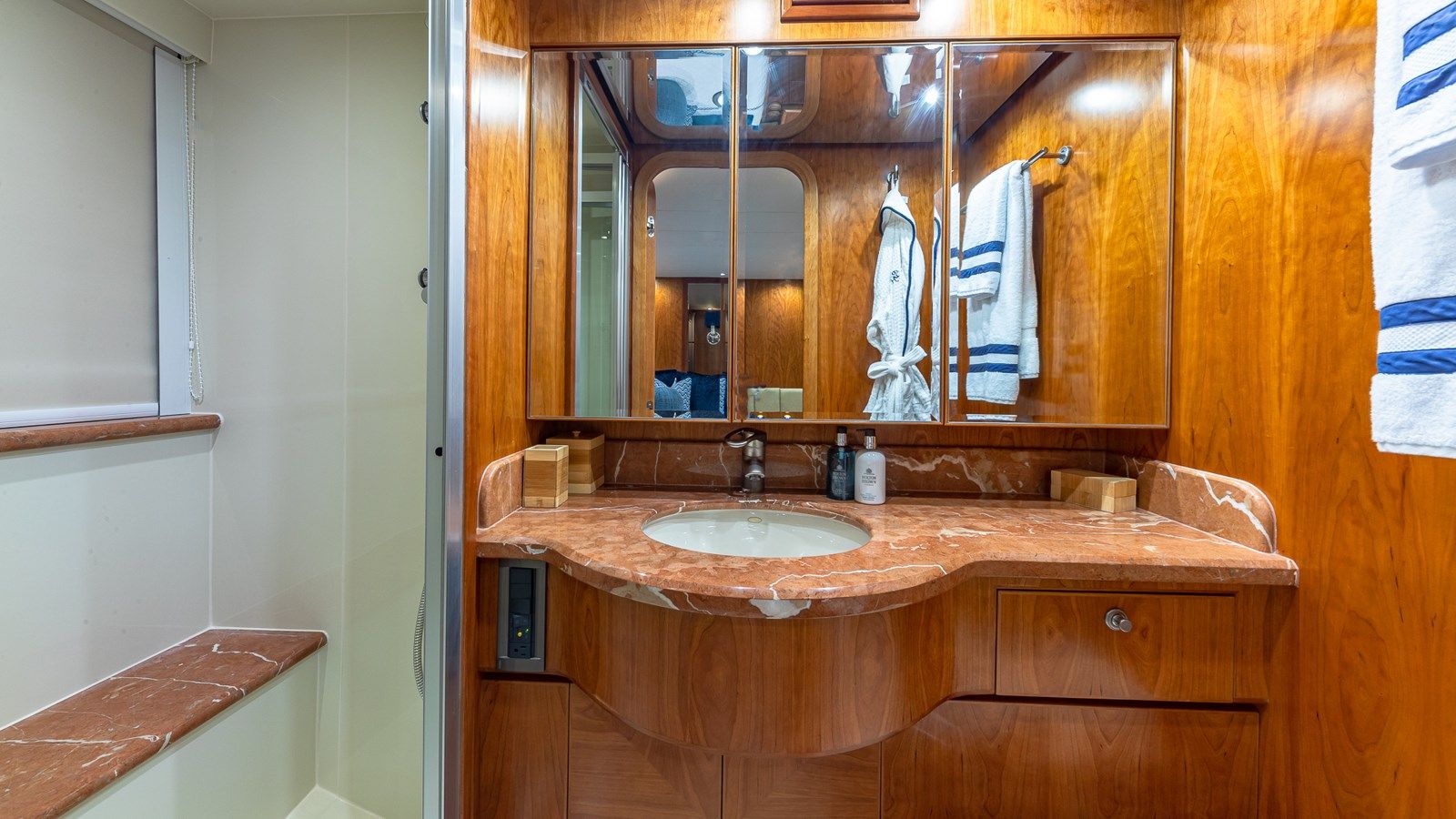 B HAPPY Capri Skylounge