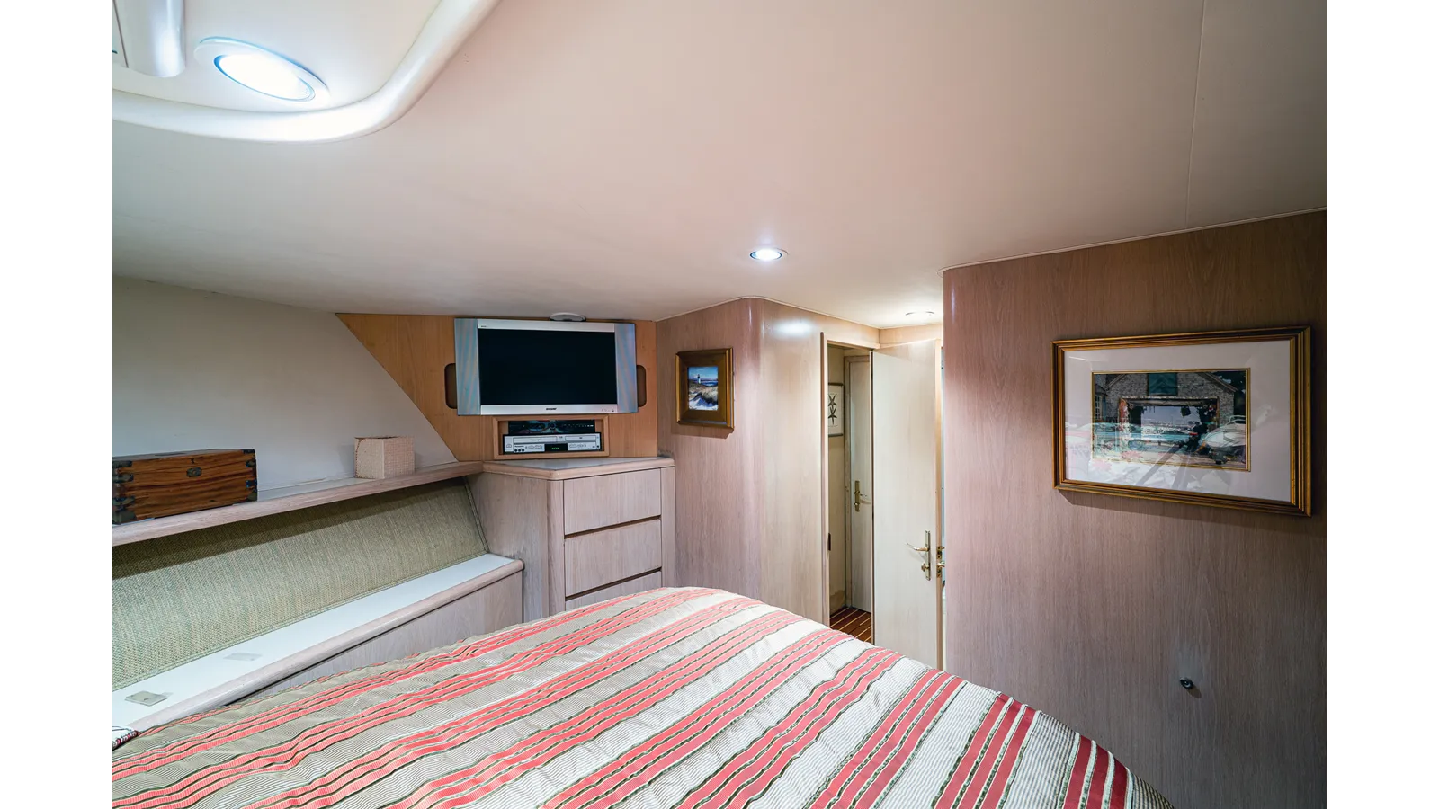 ENCHANTRESS - Hatteras