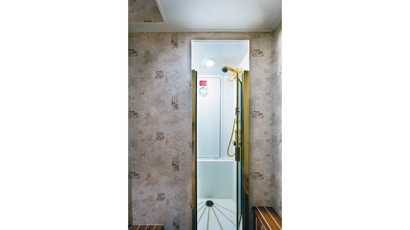 ENCHANTRESS - Hatteras