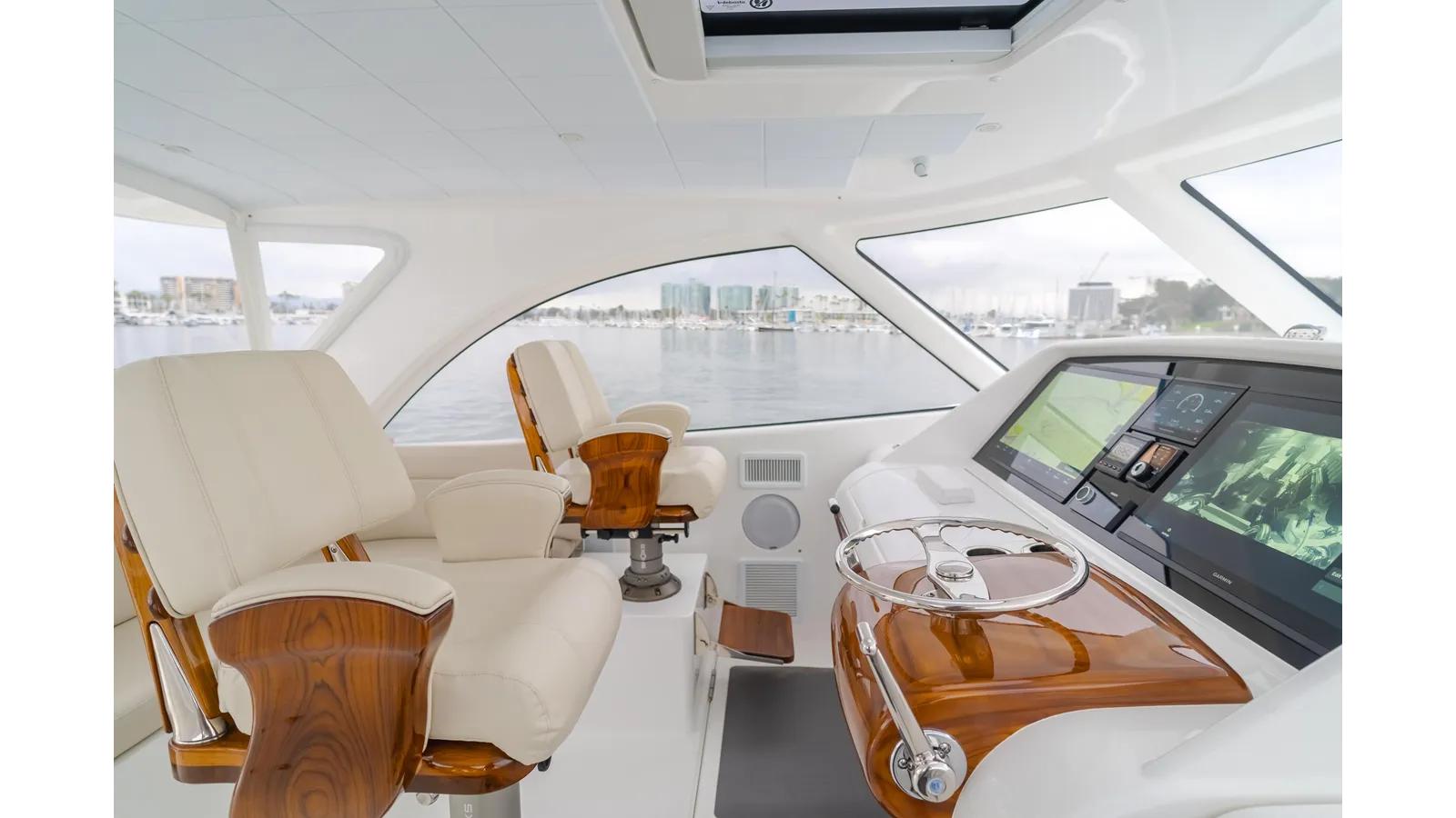 Buy a yacht Commodore Two - MAG BAY YACHTS