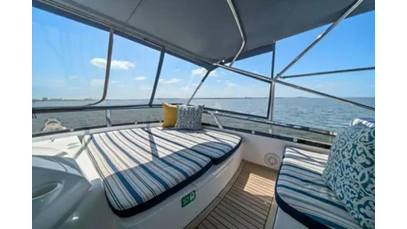 the best price on VANGUARD 82 Yacht