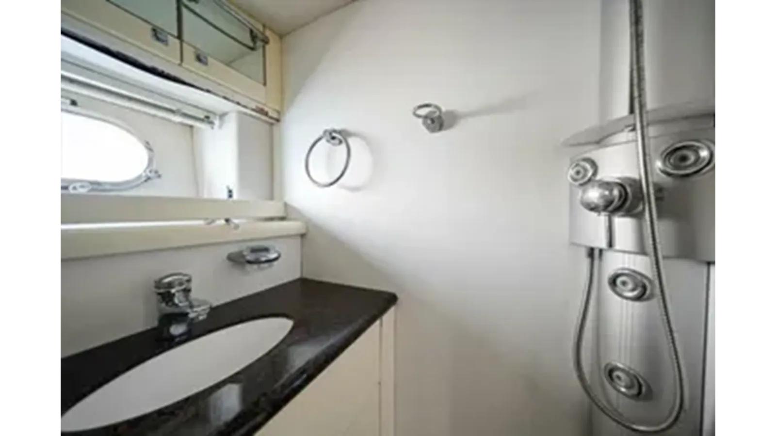 VANGUARD - Sunseeker yacht sale