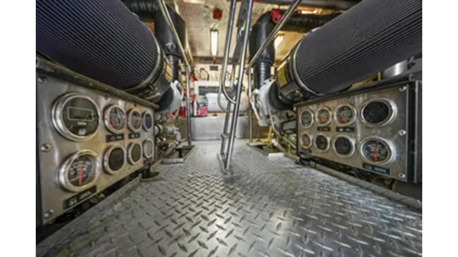 the best price on VANGUARD 82 Yacht