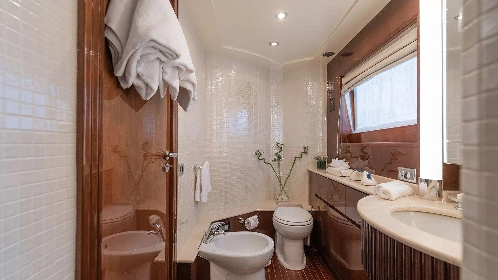 LET IT BE 118 yacht sale